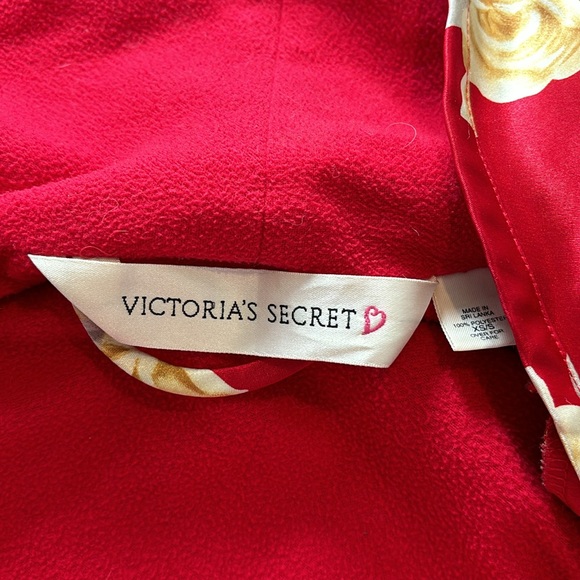 Vintage Victoria’s Secret shoulder pad, satin floral red robe size xs/s - Picture 7 of 10